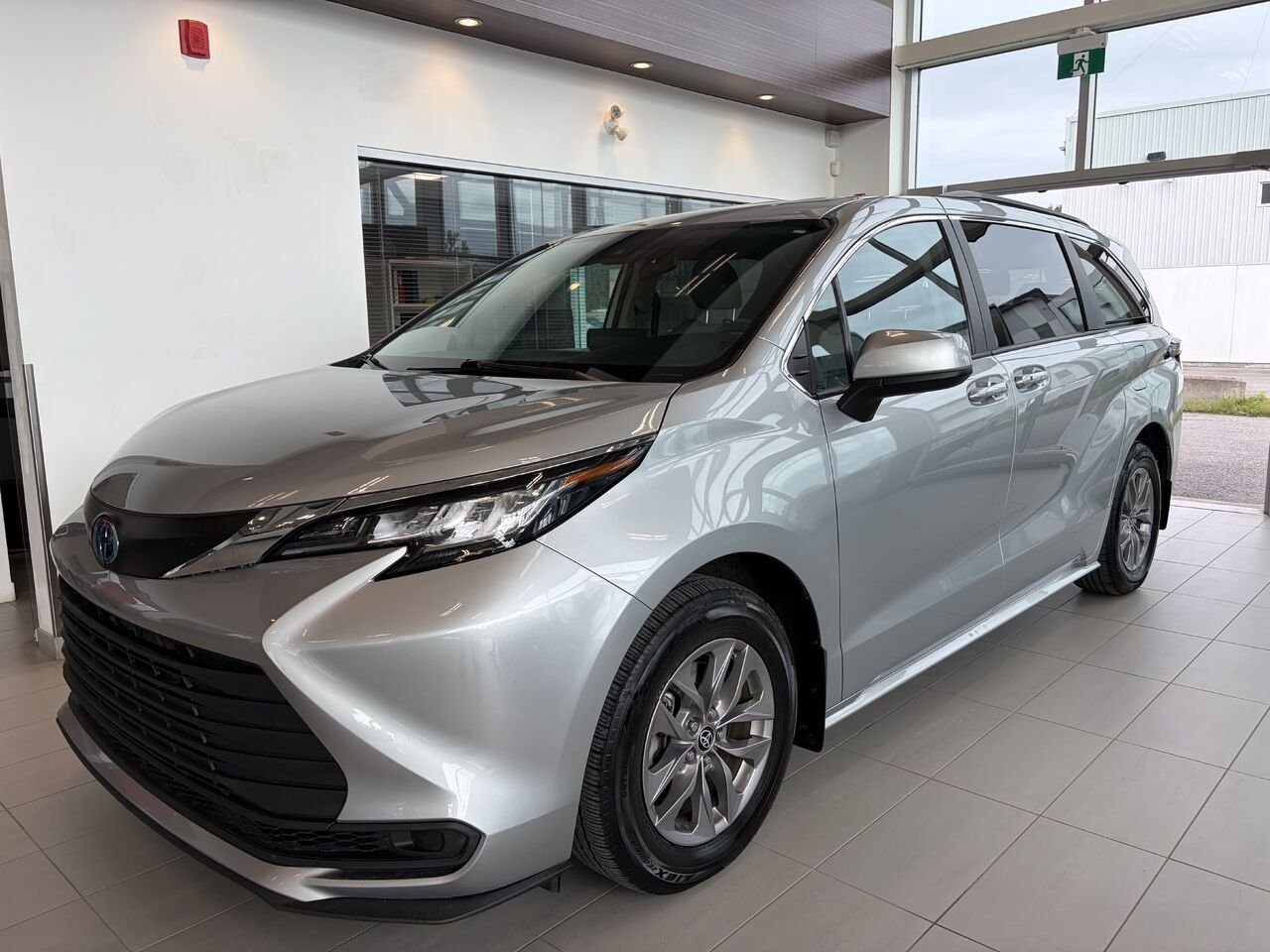 2022 Toyota Sienna Silver Notre-Dame-des-Prairies - photo #1