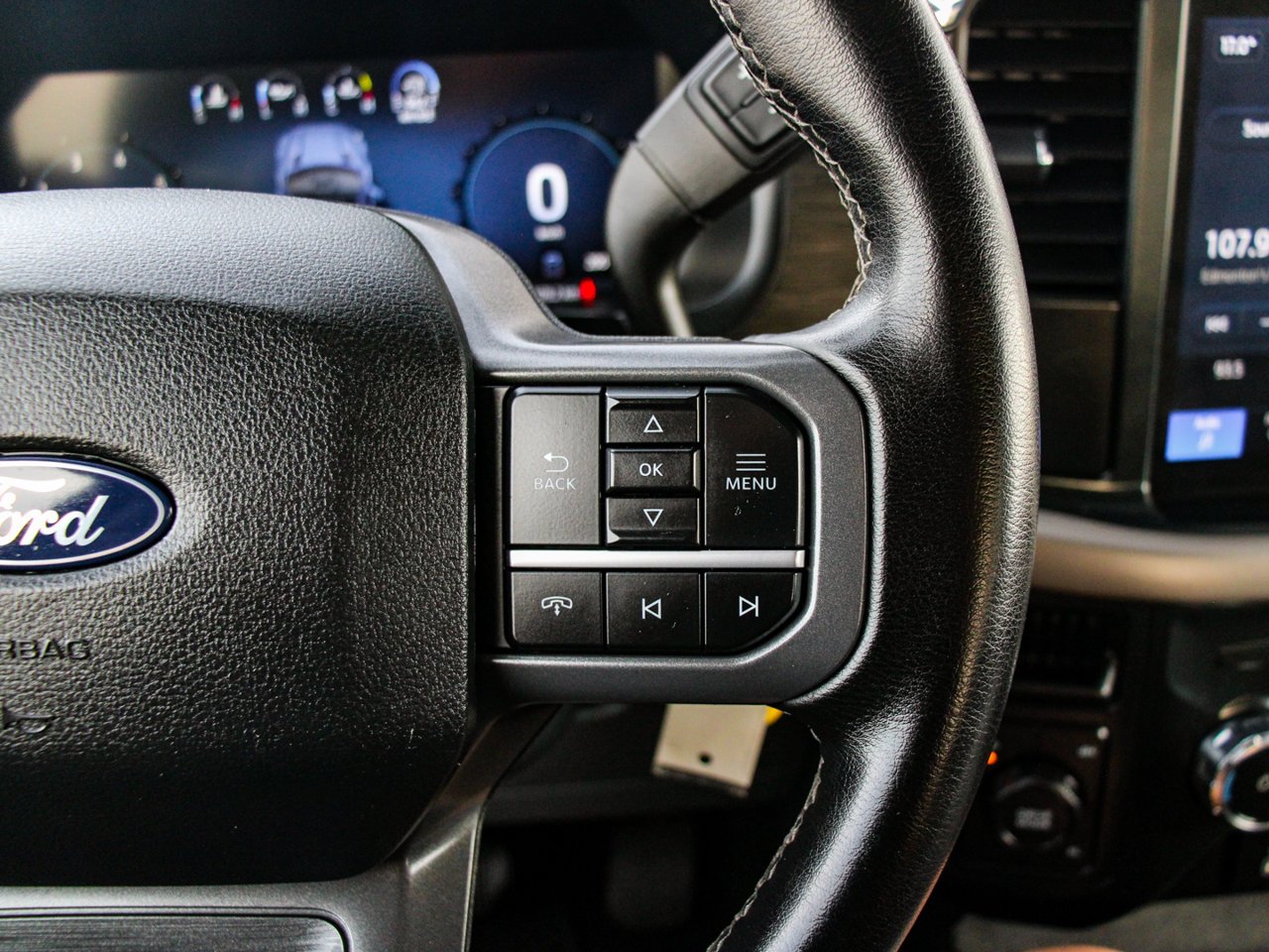 2025 Ford F-150 XLT 4WD SuperCrew 5.5' Box White Sherwood Park - photo #20