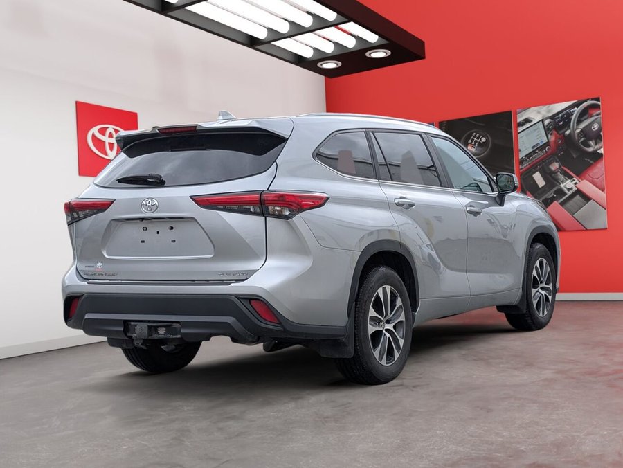 2023 Toyota Highlander XLE/AWD/SIÈGES CHAUFFANTS/VOLANT CHAUFFANT/TOIT OUVRANT/BLUETOOTH/AC BIZONE Silver