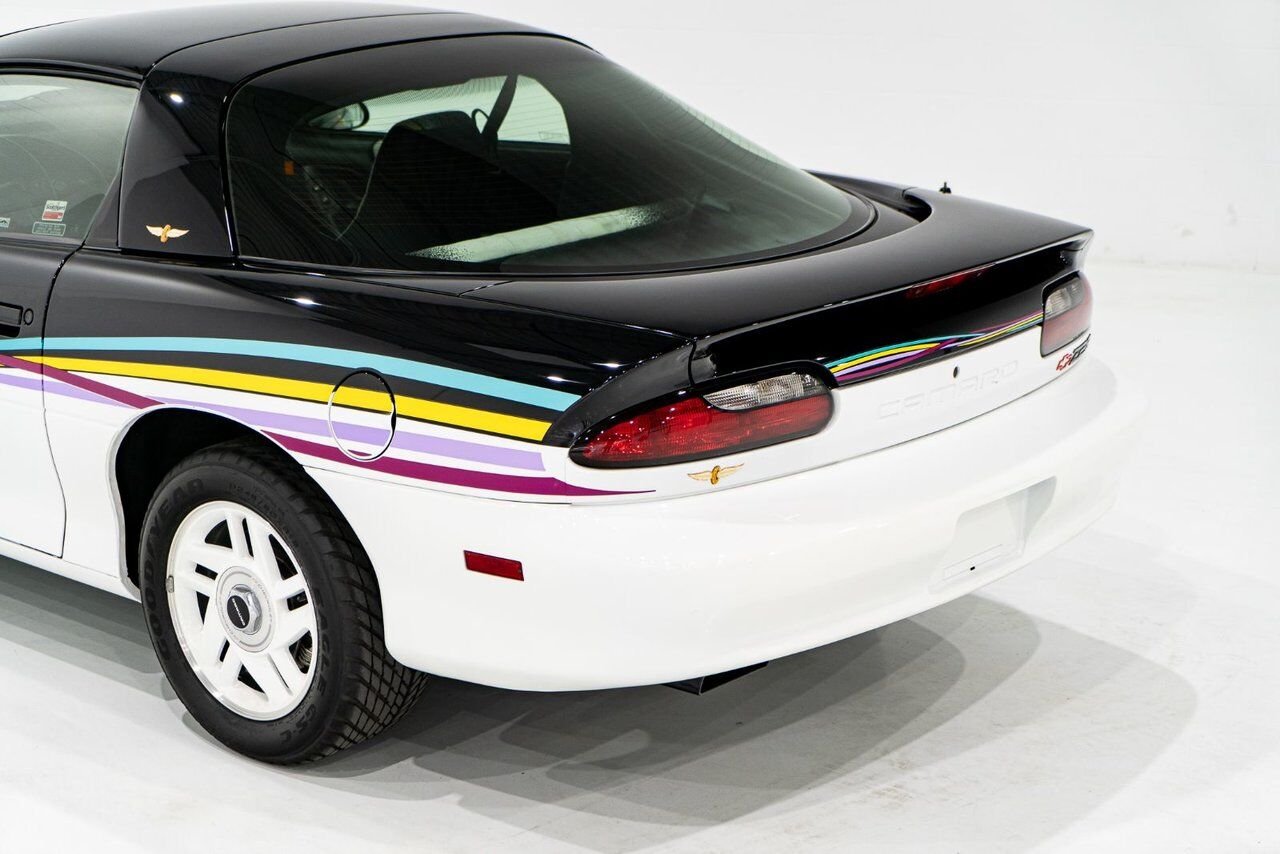 Chevrolet CAMARO Z28 PRIX EN USD | Pace Car with only 957km (595mi) with original window sticker 1993 Noir Montréal - photo #26