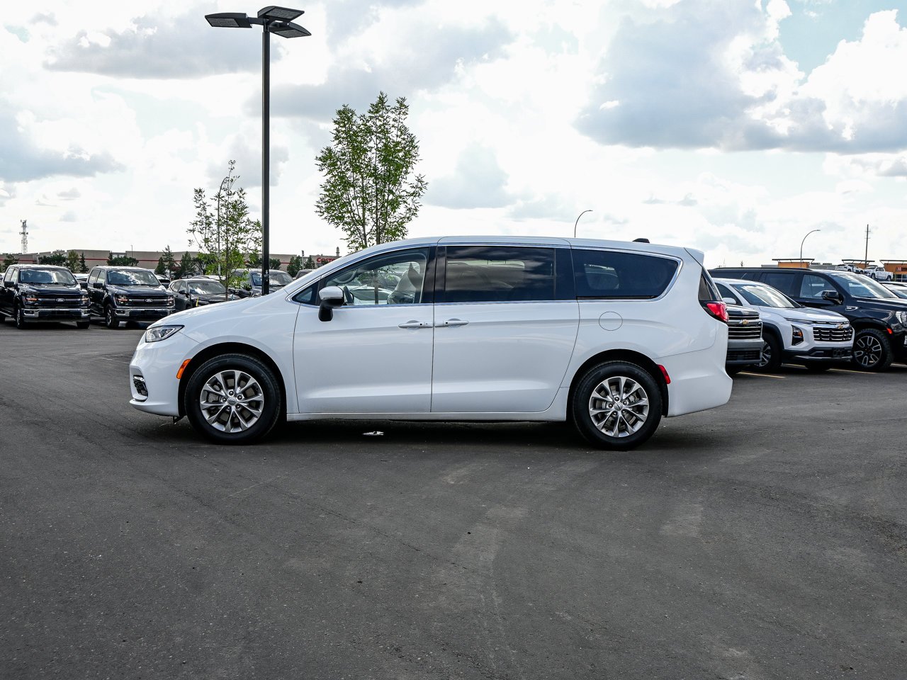 2023 Chrysler Pacifica Touring L AWD White Sherwood Park - photo #9