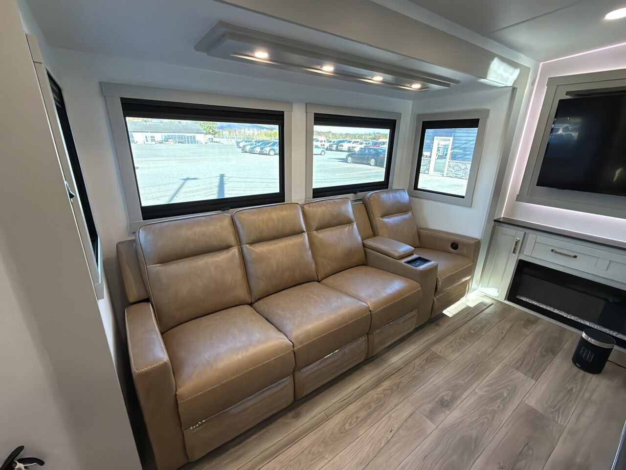 2025 BRINKLEY Z295 | ACCOMODATION White Granby - photo #9