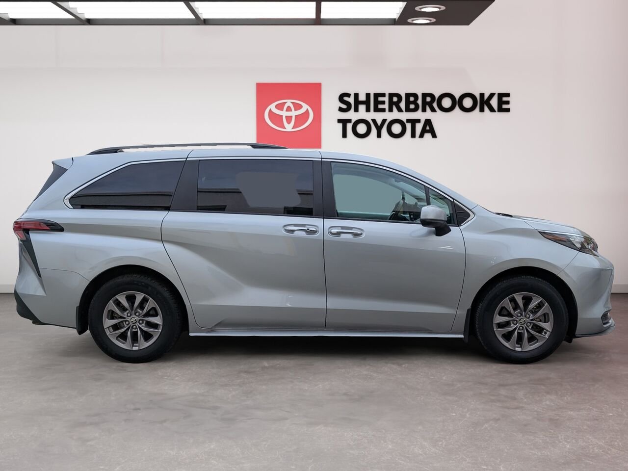 Toyota Sienna XLE/SIÈGES CHAUFFANTS/VOLANT CHAUFFANT/TOIT OUVRANT/SIÈGES EN CUIR/BLUETOOTH/AC BIZONE 2025 Argent Sherbrooke - photo #2