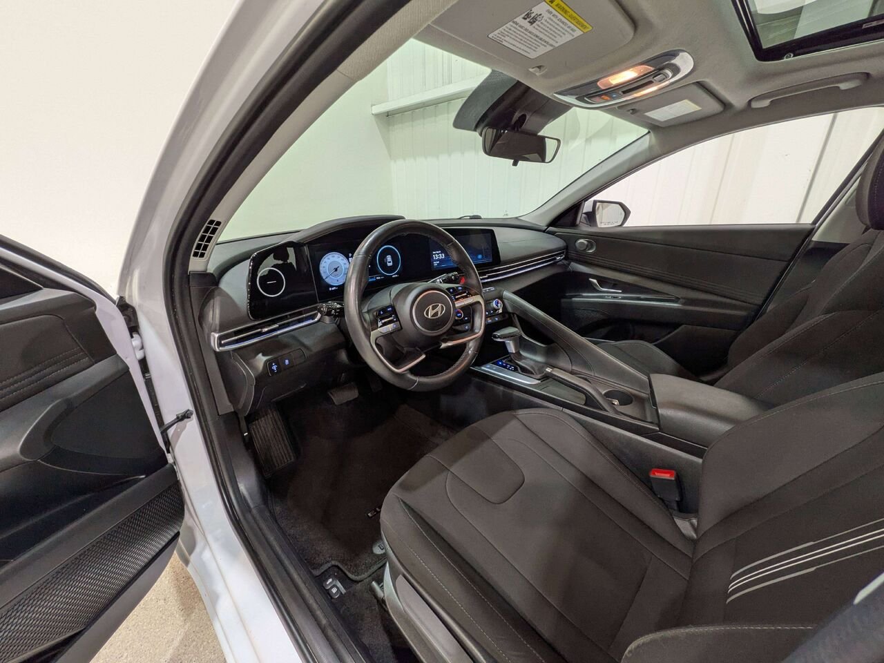 2025 Hyundai Elantra Preferred IVT w/Tech Pkg White Val-David - photo #9