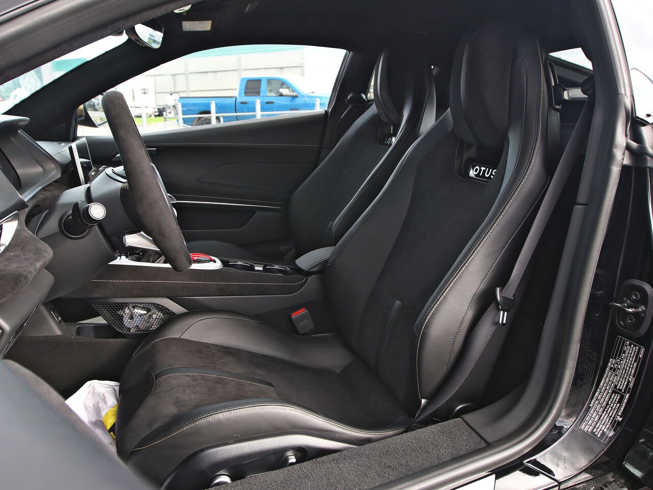 2027 Lotus Emira Black Québec - photo #16