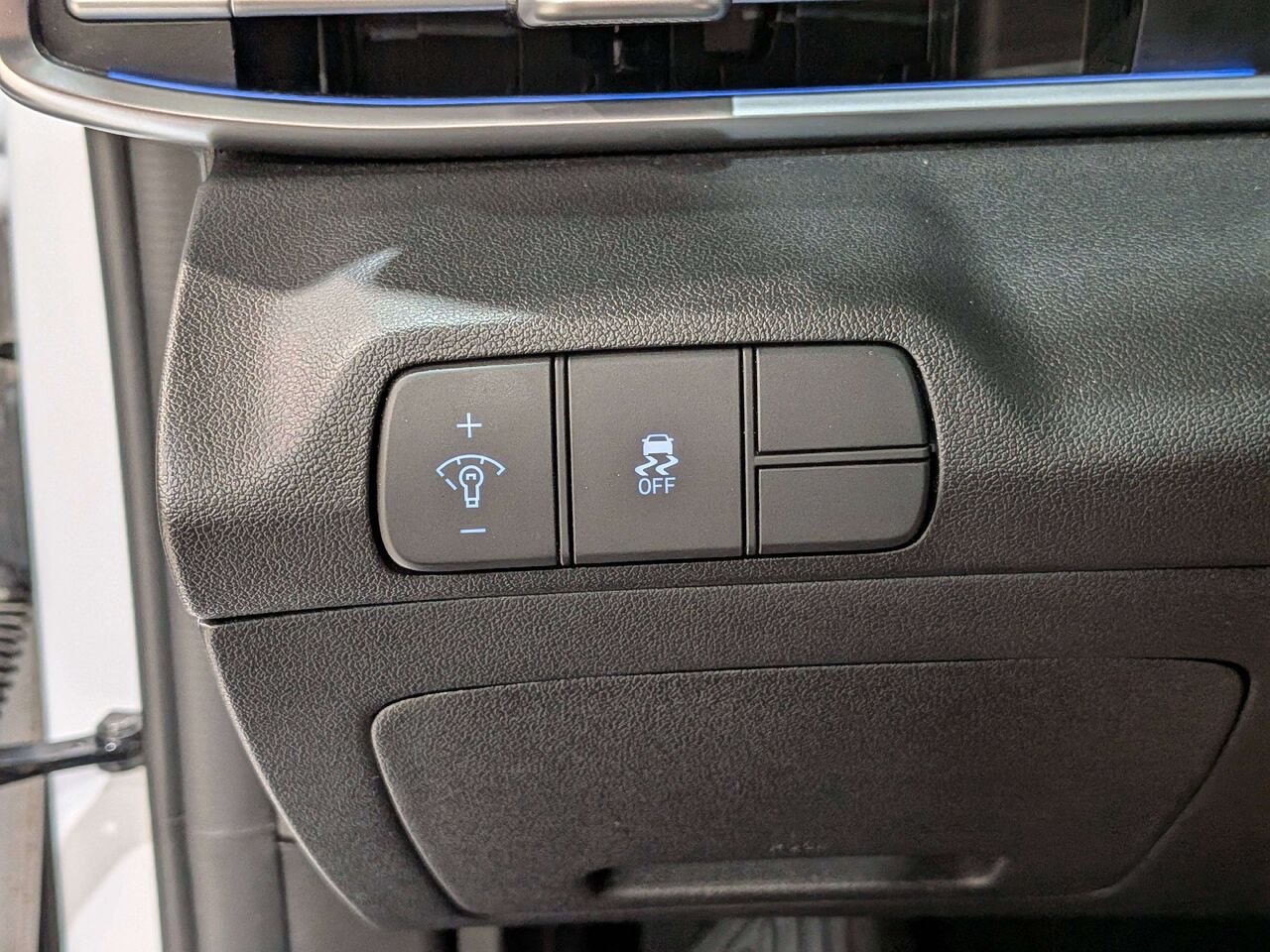 2025 Hyundai Elantra Preferred IVT w/Tech Pkg White Val-David - photo #32