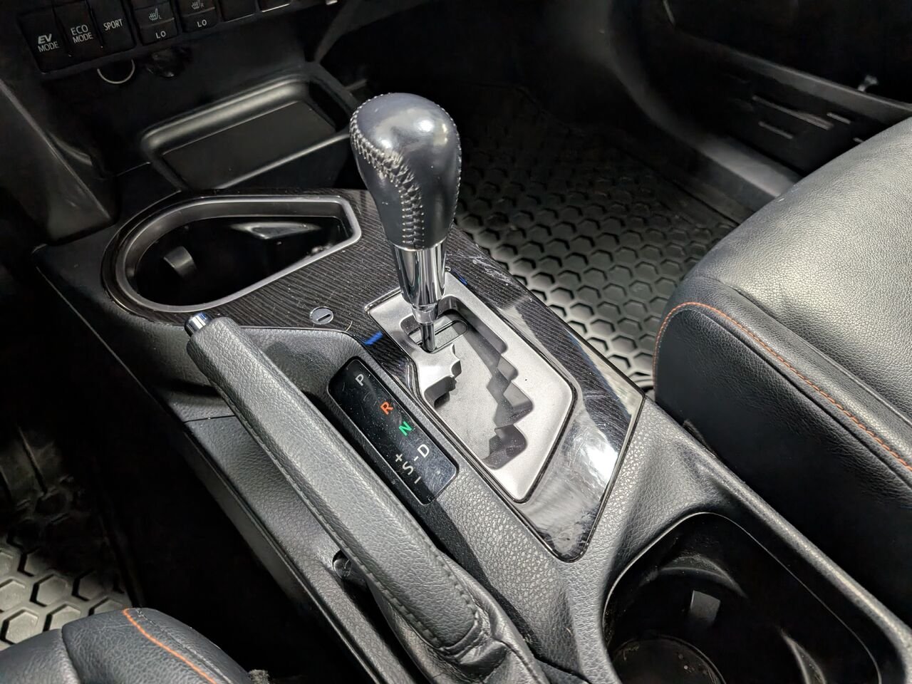 Toyota RAV4 Hybride SE/SIÈGES CHAUFFANTS/VOLANT CHAUFFANT/TOIT OUVRANT/AC/BLUETOOTH/CAMERA DE RECUL 2017 Bleu orage électrique Sherbrooke - photo #20
