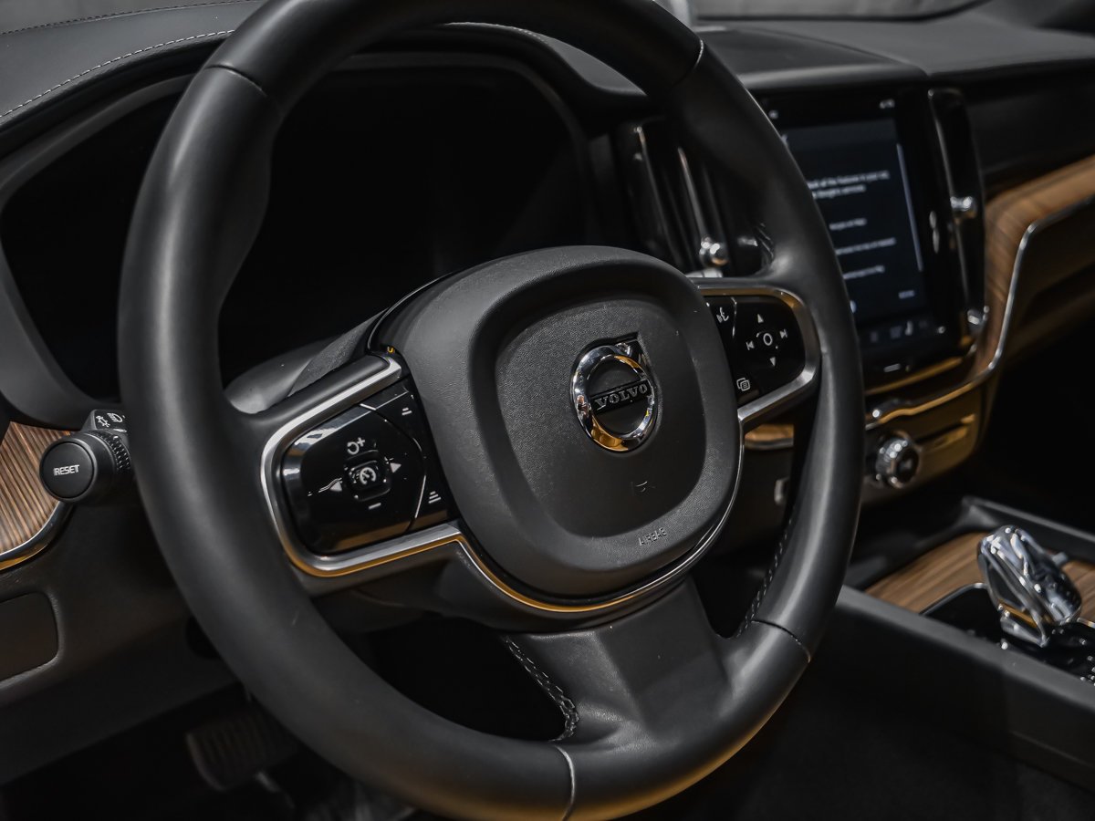 Volvo XC60 B6 ULTIMATE BRIGHT BOWERS WILKINS 2023 Argent Montréal - photo #7