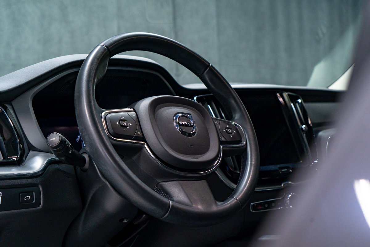 2022 Volvo XC60 B5 MOMENTUM HARMAN KARDON Grey Montreal - photo #8