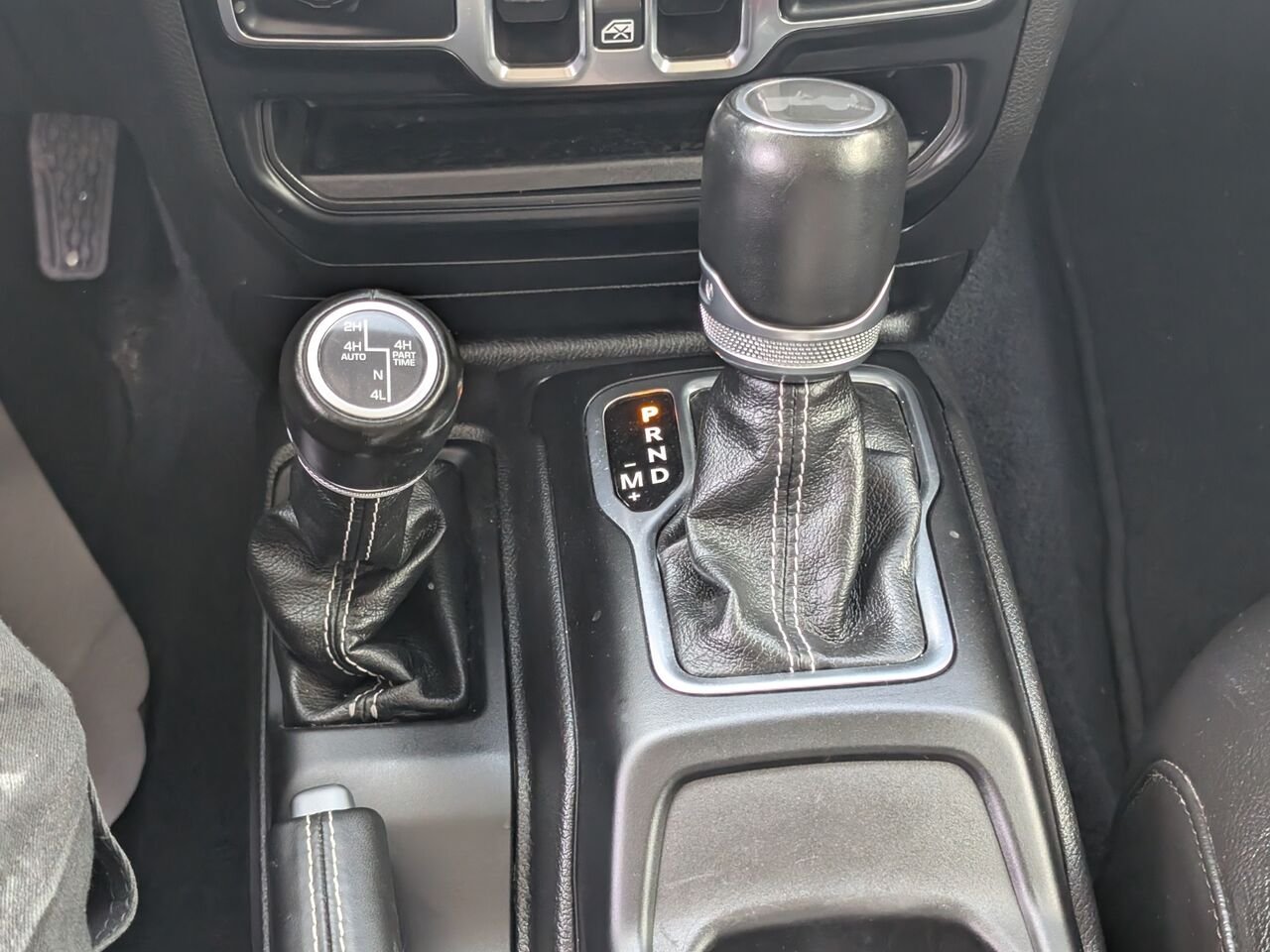 Jeep Wrangler 4xe SAHARA 4XE/SIÈGES EN CUIR/AC BIZONE/CAMÉRA DE RECUL/MACHEPIEDS 2023 Argent Sherbrooke - photo #11
