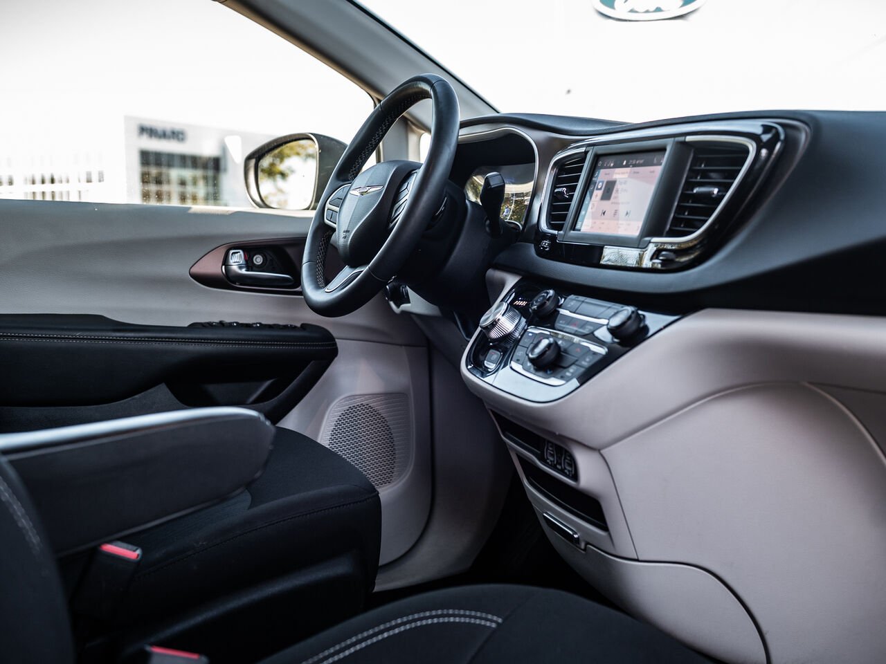 Chrysler Grand Caravan 2023 Argent Sainte-Julienne - photo #31