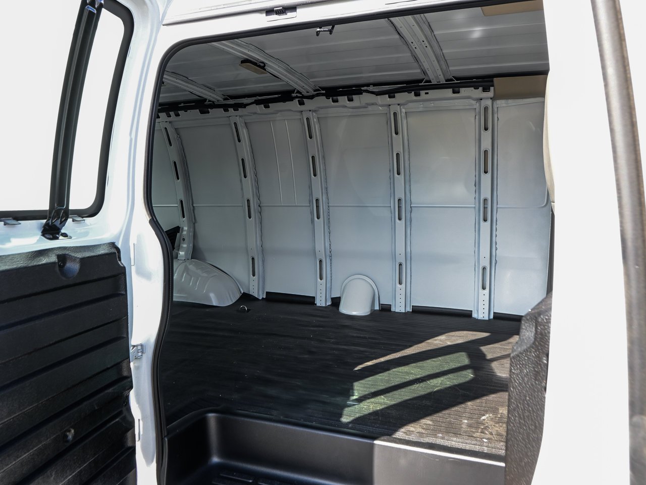 2025 Chevrolet Express Cargo Van RWD 2500 155 White Sherwood Park - photo #32