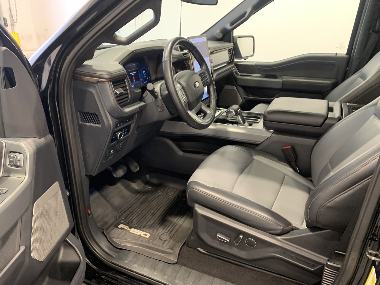 Ford F-150 Lightning LARIAT LARIAT + GROSSE BATTERIE +CUIR + TOIT PANO 2025 Bleu Châteauguay - photo #38