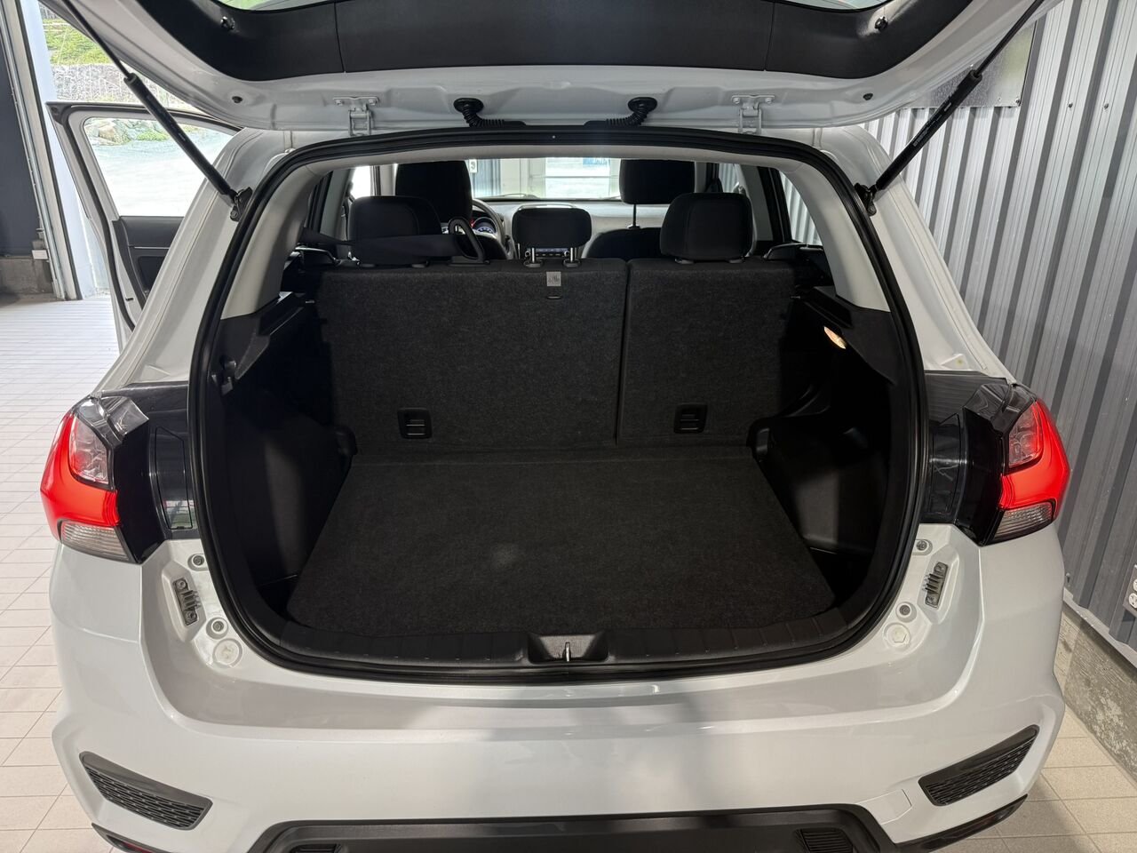 2023 Mitsubishi RVR White Mont-Laurier - photo #10