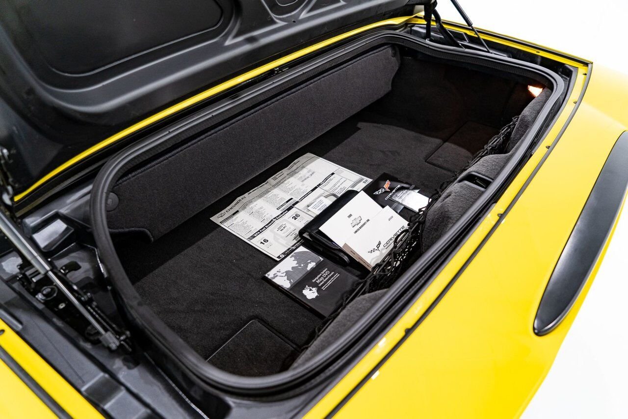 Chevrolet Corvette PRIX EN USD | With Only 900km (563mi) From New With Window Sticker 2008 Jaune Montréal - photo #11
