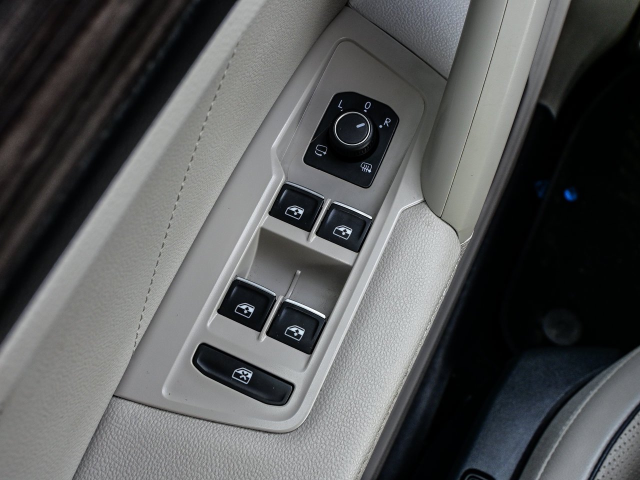 2024 Volkswagen Tiguan Highline R-Line 4MOTION White Sherwood Park - photo #18