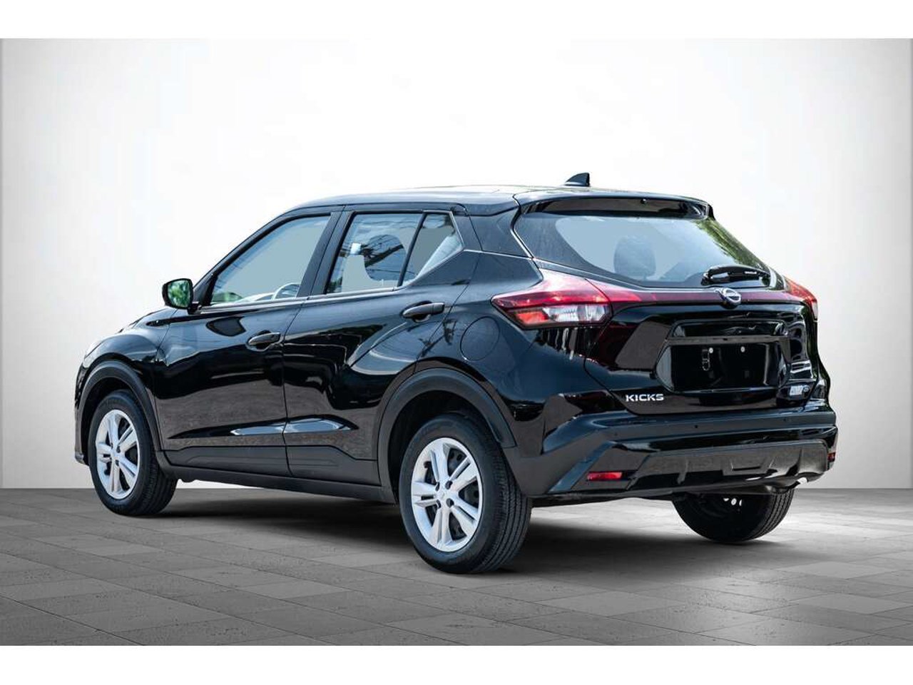 2025 Nissan Kicks Play Silver Sainte-Julienne - photo #6