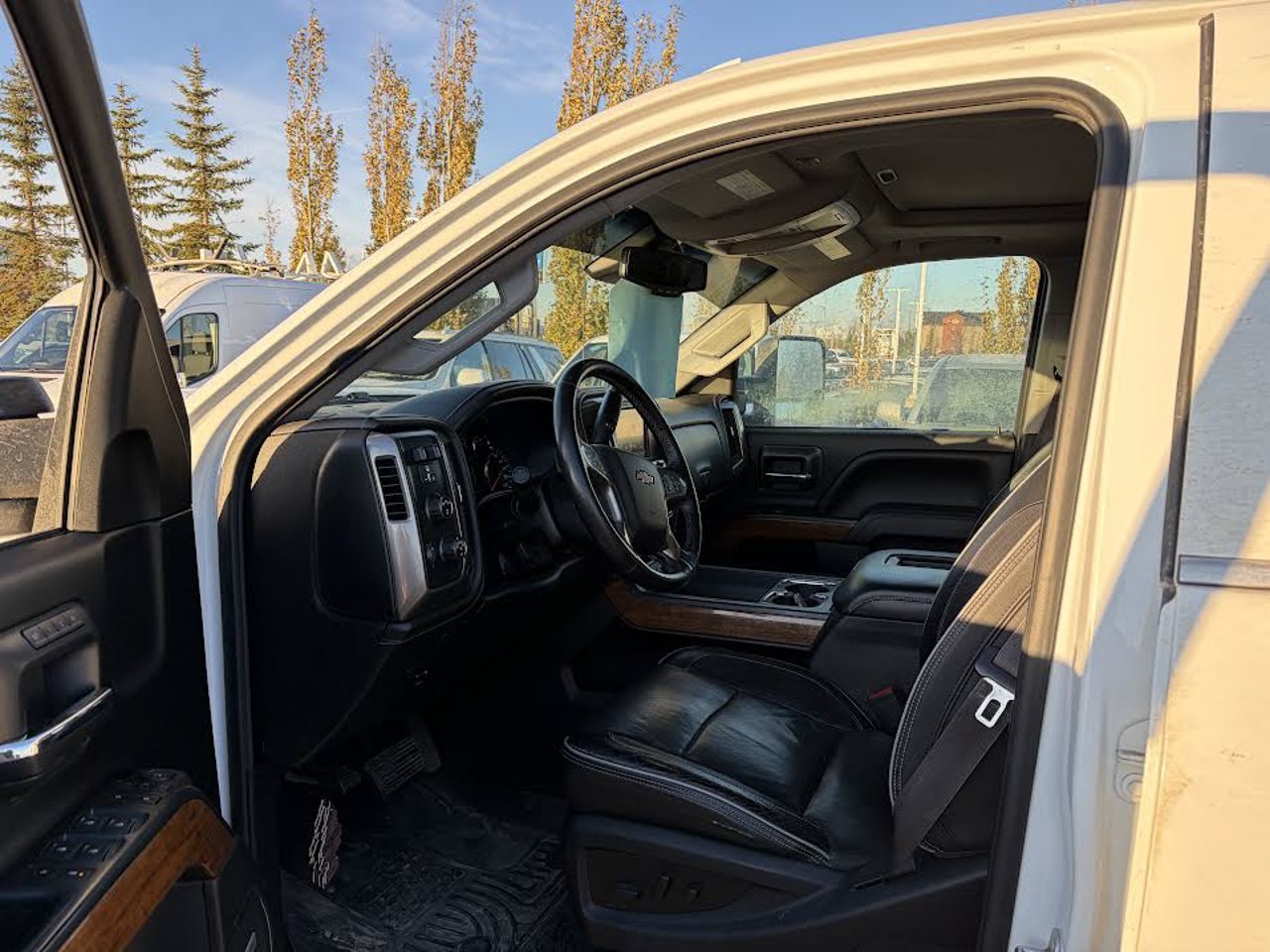 2017 Chevrolet Silverado 2500HD 4WD Crew Cab 153 High Country White Sherwood Park - photo #6