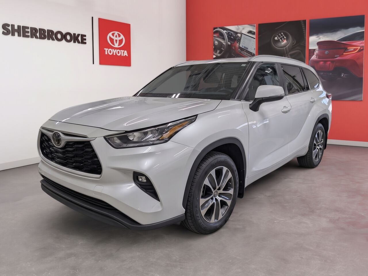 Toyota Highlander XLE/AWD/SIÈGES CHAUFFANTS/VOLANT CHAUFFANT/TOIT OUVRANT/BLUETOOTH/AC BIZONE 2023 Frisson glacé nacré Sherbrooke - photo #0