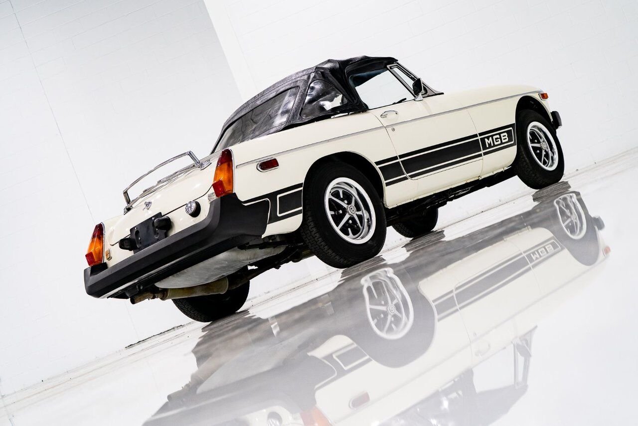 MG B Beautifully presented from former complete restoration 1979 Blanc Montréal - photo #70