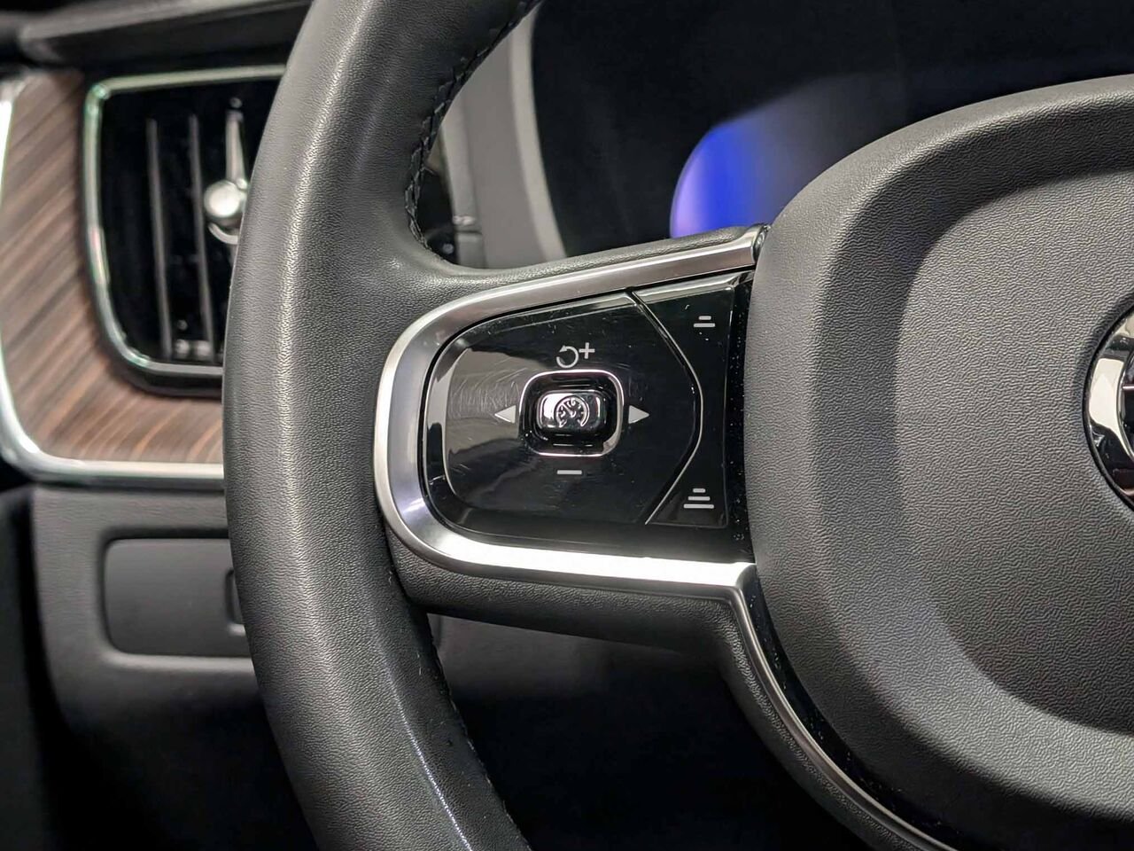 VOLVO XC60 Ultimate Bright Theme AWD Toit Pano Sièges Chauffants 2023 Gris Sherbrooke - photo #22