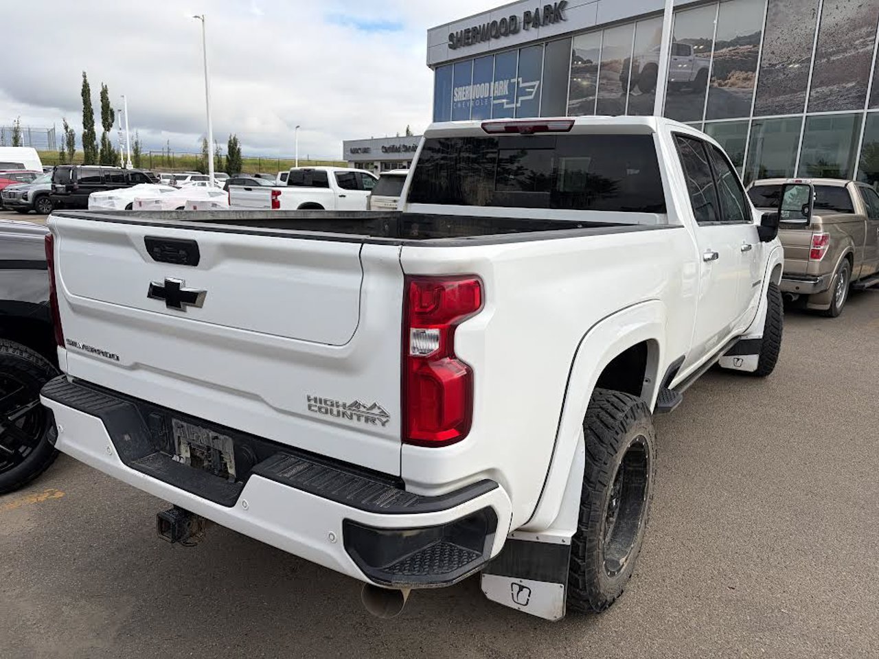 2023 Chevrolet Silverado 3500HD 4WD Crew Cab 159 High Country White Sherwood Park - photo #4