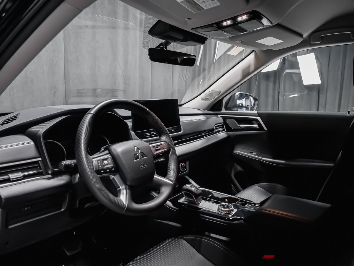 2025 Mitsubishi Outlander ES Black Montreal - photo #5