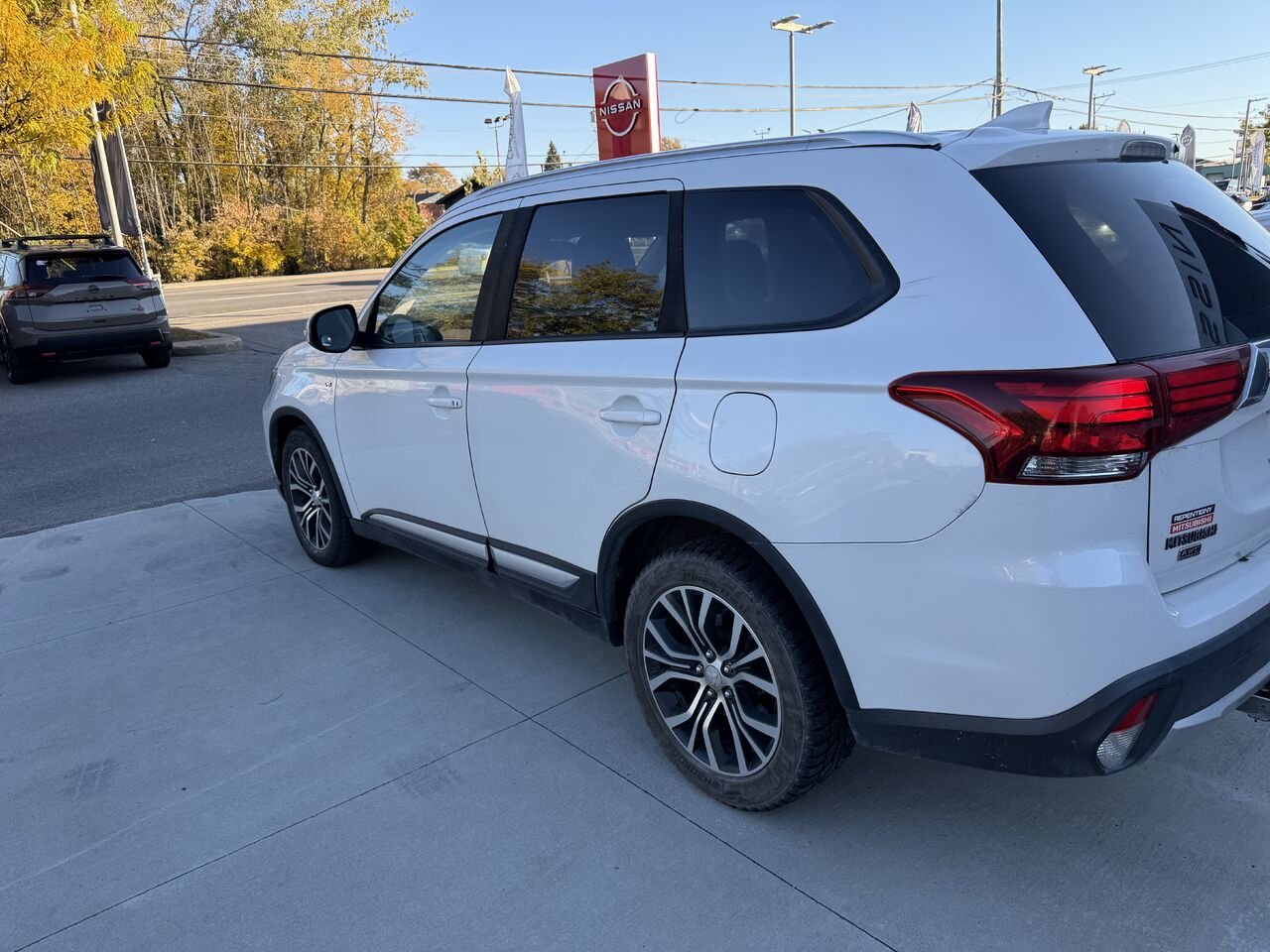 Mitsubishi Outlander awd jamais accidenté toit ouvrant 7 passagers 2018 Blanc Châteauguay - photo #10