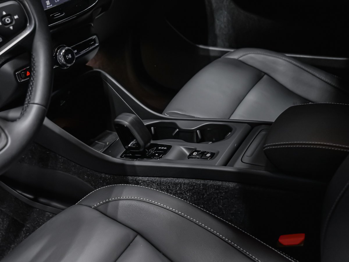 2025 Volvo XC40 B5 CORE BRIGHT Black Montreal - photo #6