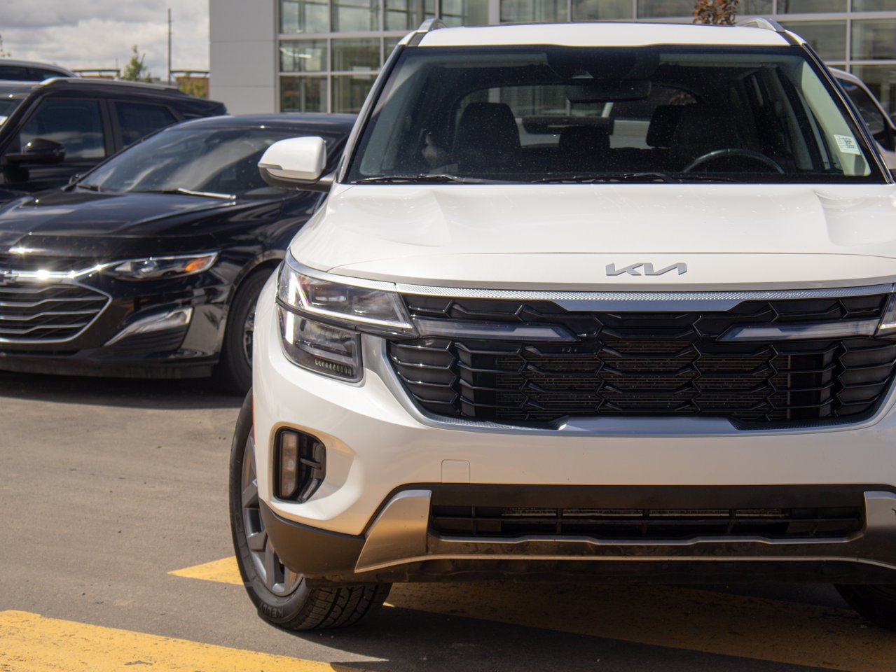 2025 Kia Seltos EX AWD White Sherwood Park - photo #3