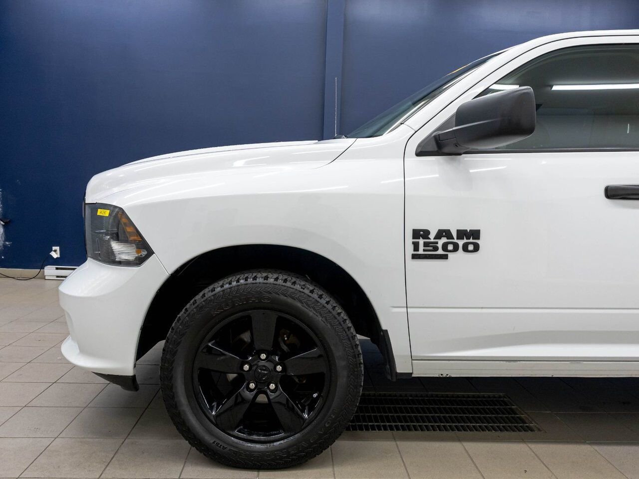Ram 1500 Classic NIGHT EDITION 4X4 *CARPLAY* FREINS REMORQ WIFI USB 2023 Blanc Saint-Jérôme - photo #28