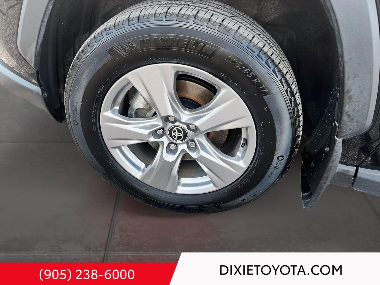 2025 Toyota RAV4 HYBRID LE AWD / CLEAN CARFAX / HEATED SEATS / TOYOTA SAFETY SENSE / CARPLAY AND ANDROID AUTO Black Mississauga - photo #8
