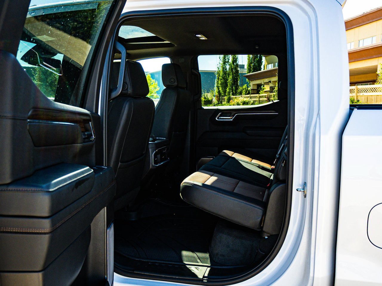 2024 Chevrolet Silverado 1500 4WD Crew Cab 147 High Country White Sherwood Park - photo #30
