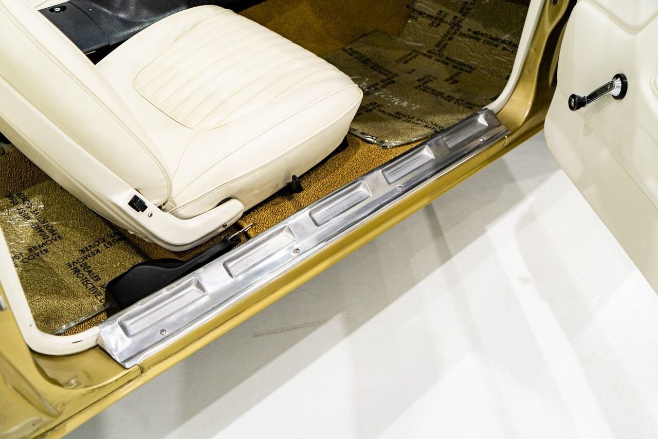 1971 Dodge Challenger *PRIX EN USD* Convertible Fully restored to desirable specifications Gold Montreal - photo #77