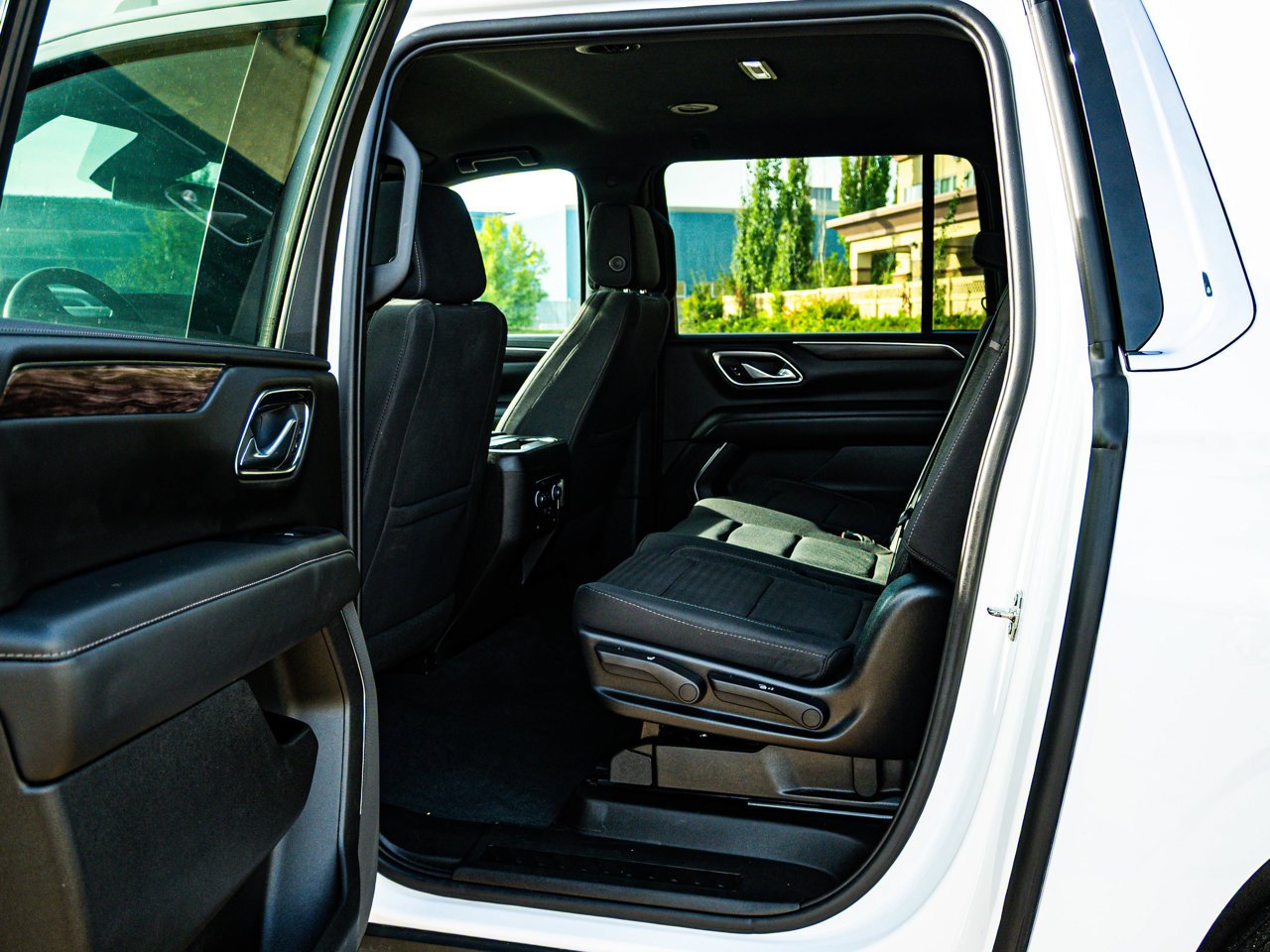 2023 Chevrolet Suburban 4WD 4dr LS White Sherwood Park - photo #26