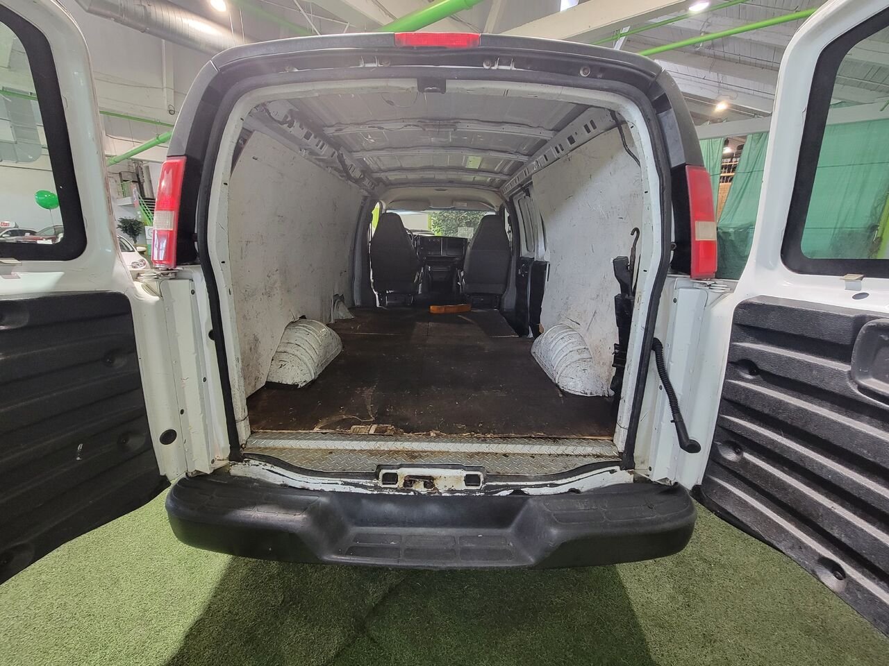 2007 Chevrolet Express Cargo Van White  - photo #11
