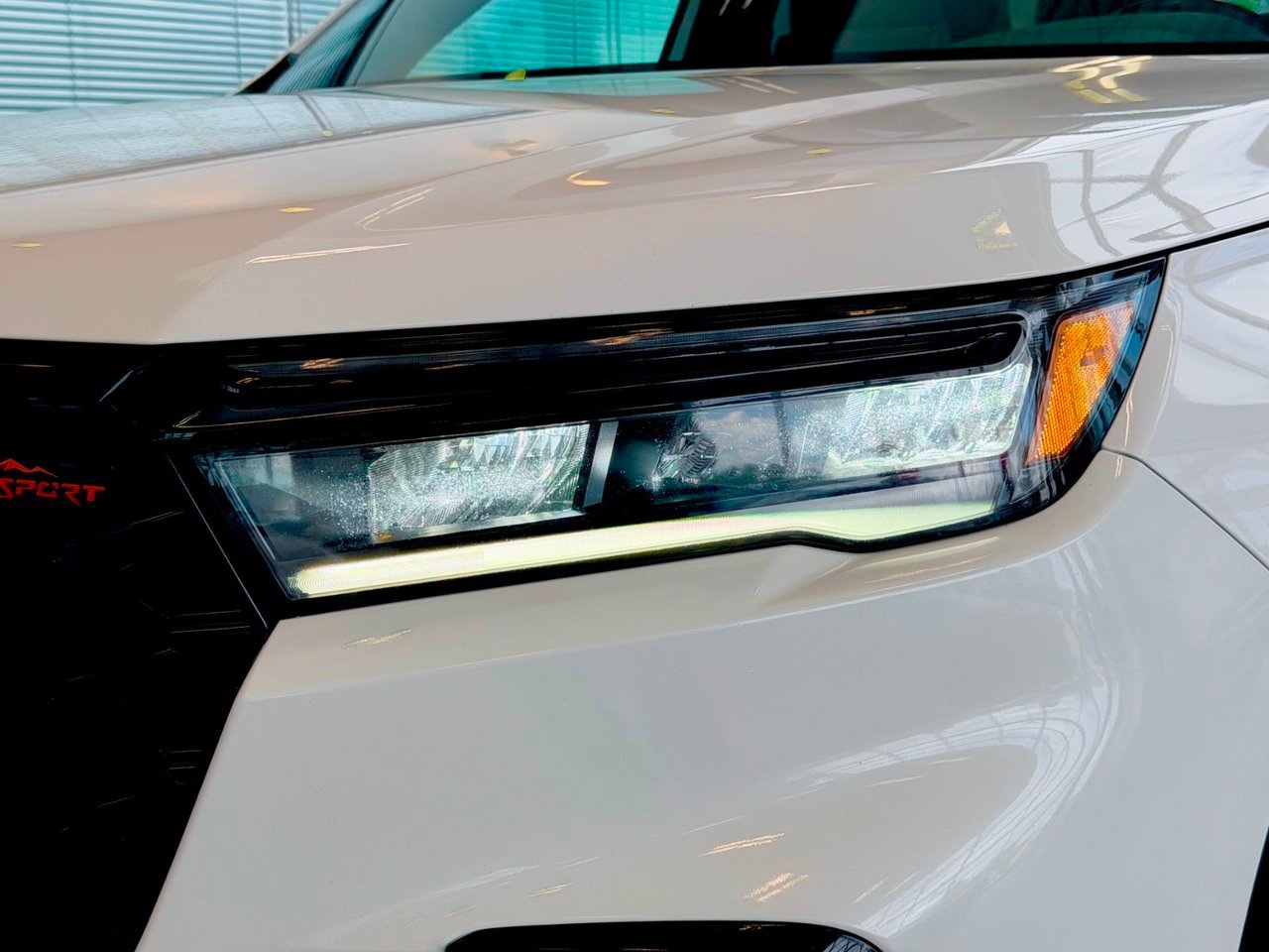 2023 Honda Pilot White Notre-Dame-des-Prairies - photo #2