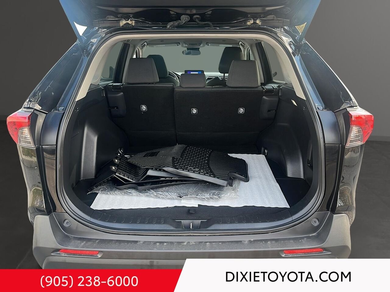 2025 Toyota RAV4 HYBRID LE AWD / CLEAN CARFAX / HEATED SEATS / TOYOTA SAFETY SENSE / CARPLAY AND ANDROID AUTO Black Mississauga - photo #22