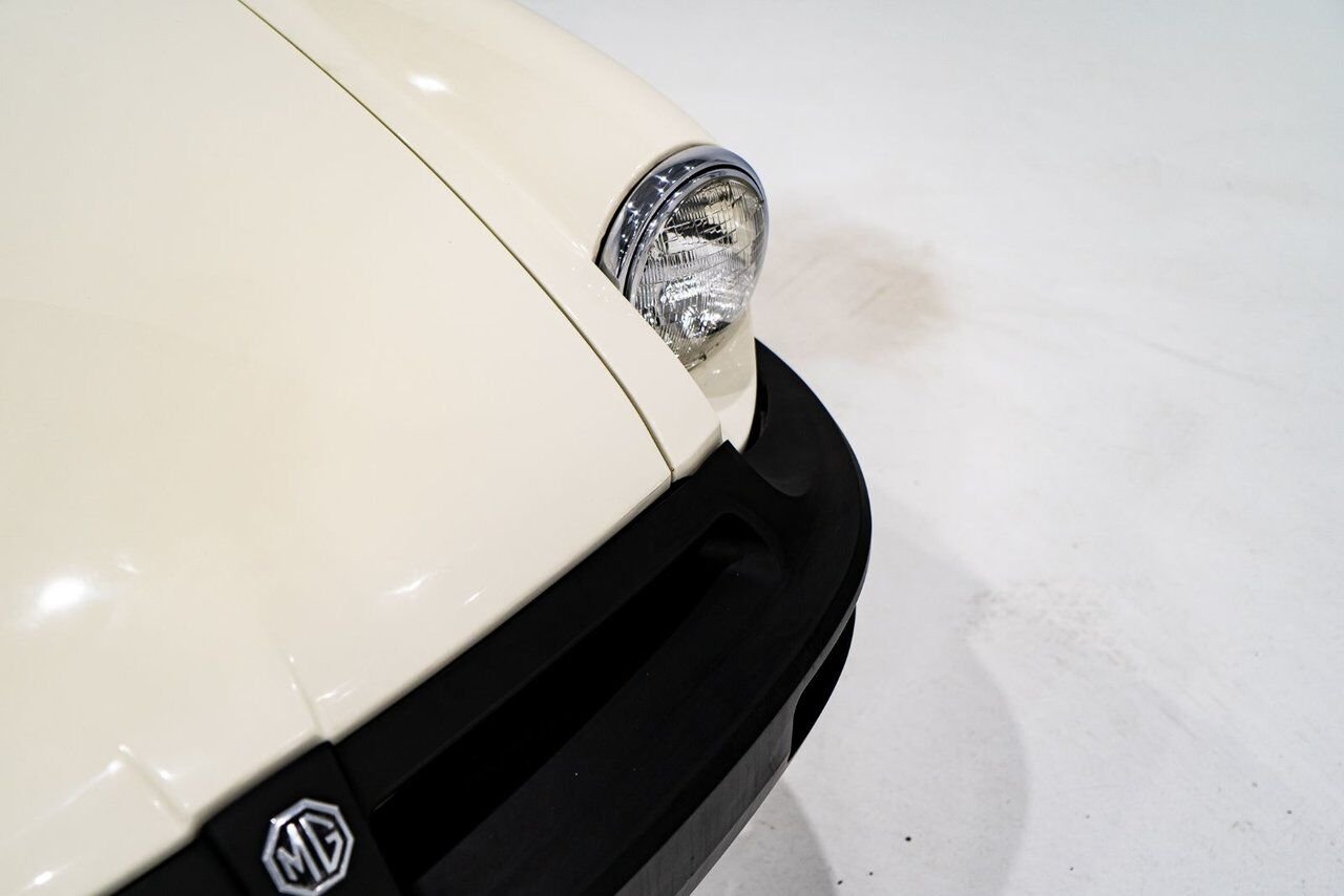 MG B Beautifully presented from former complete restoration 1979 Blanc Montréal - photo #46