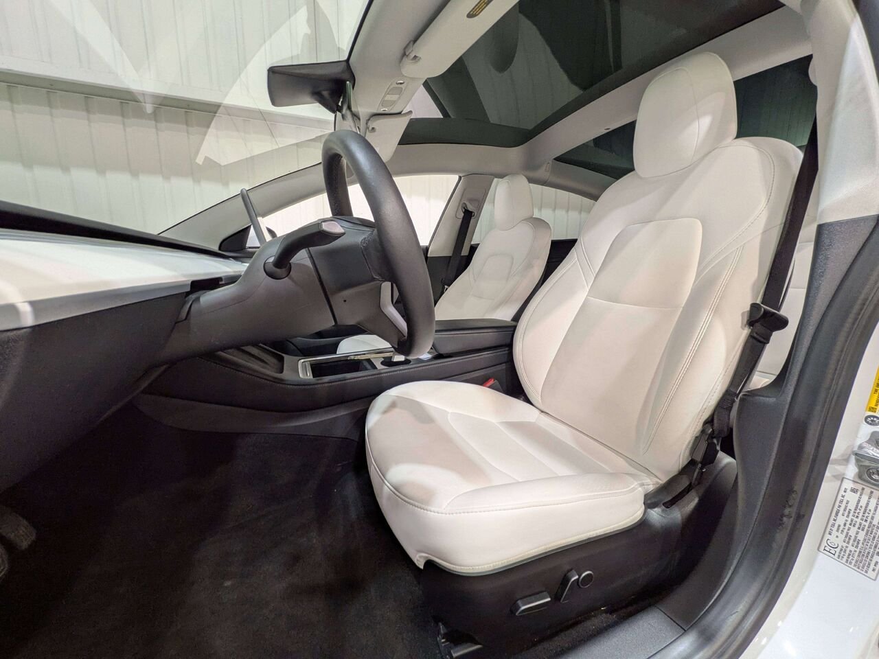 2022 Tesla Model 3 Standard Range RWD *Ltd Avail* White Val-David - photo #1