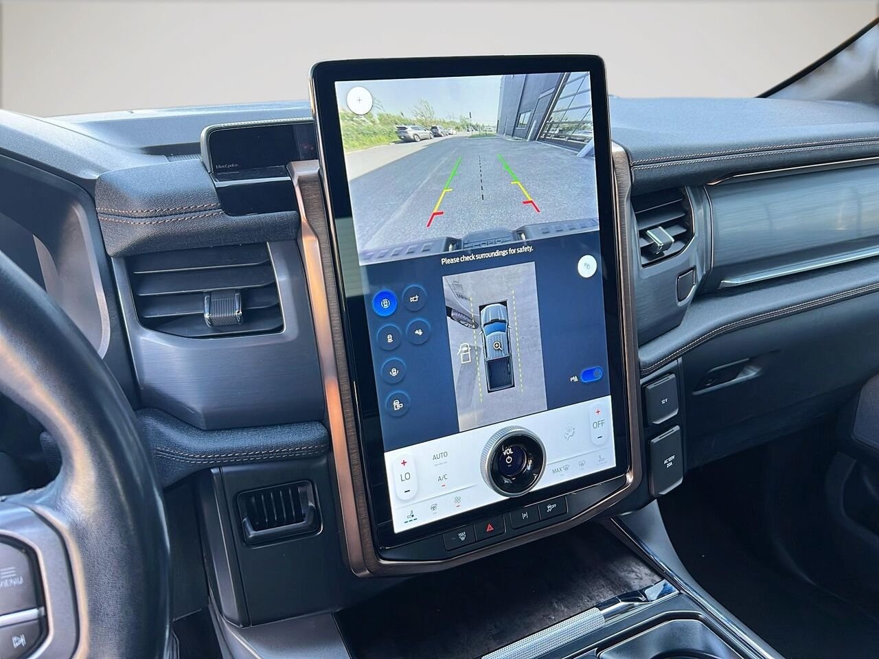 2023 Ford F-150 Lightning LARIAT STANDARD RANGE Grey Québec - photo #17