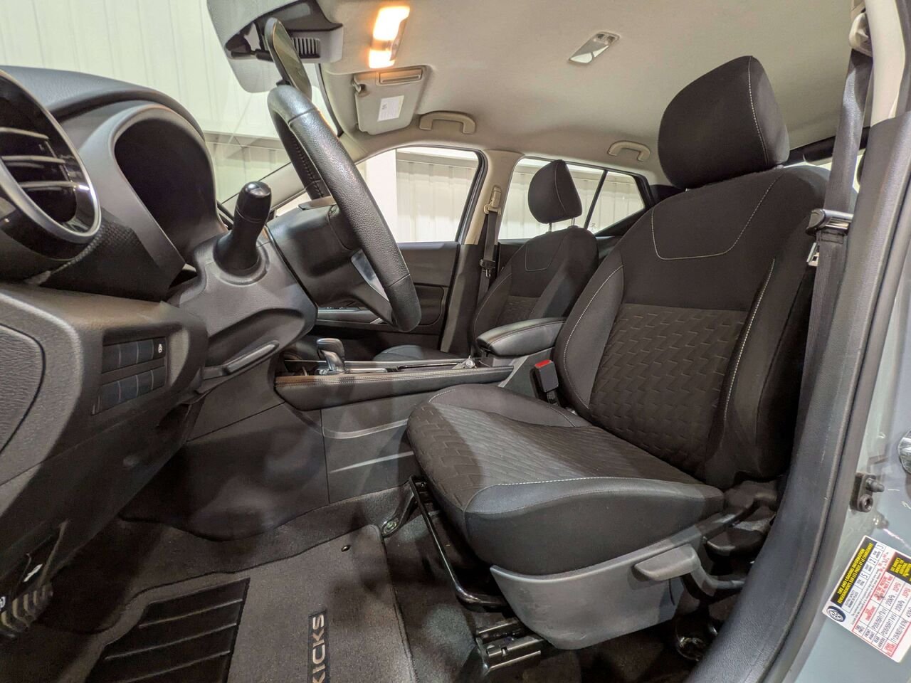 Nissan Kicks SV FWD 2023 Gris Val-David - photo #1