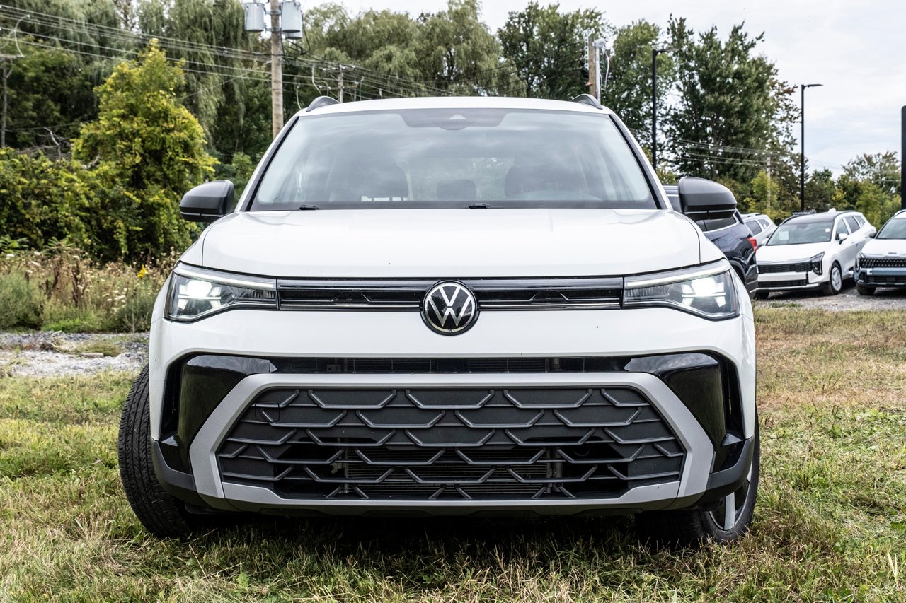 2025 Volkswagen Taos White Gatineau - photo #1