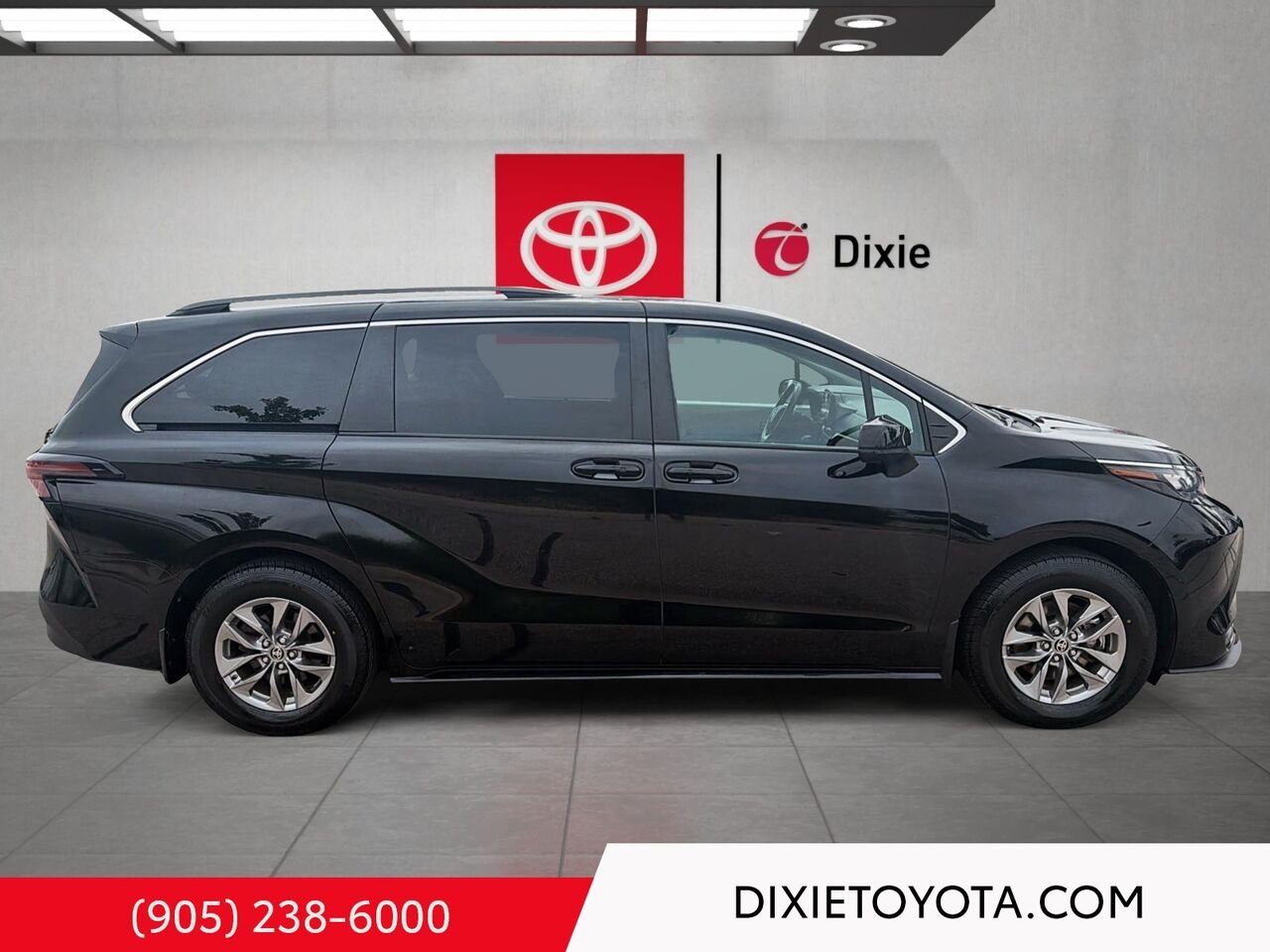 2024 Toyota Sienna LE AWD HYBRID / CLEAN CARFAX / 8 SEATS / HEATED SEATS / ALLOY WHEELS / CARPLAY AND ANDROID AUTO Black Mississauga - photo #2