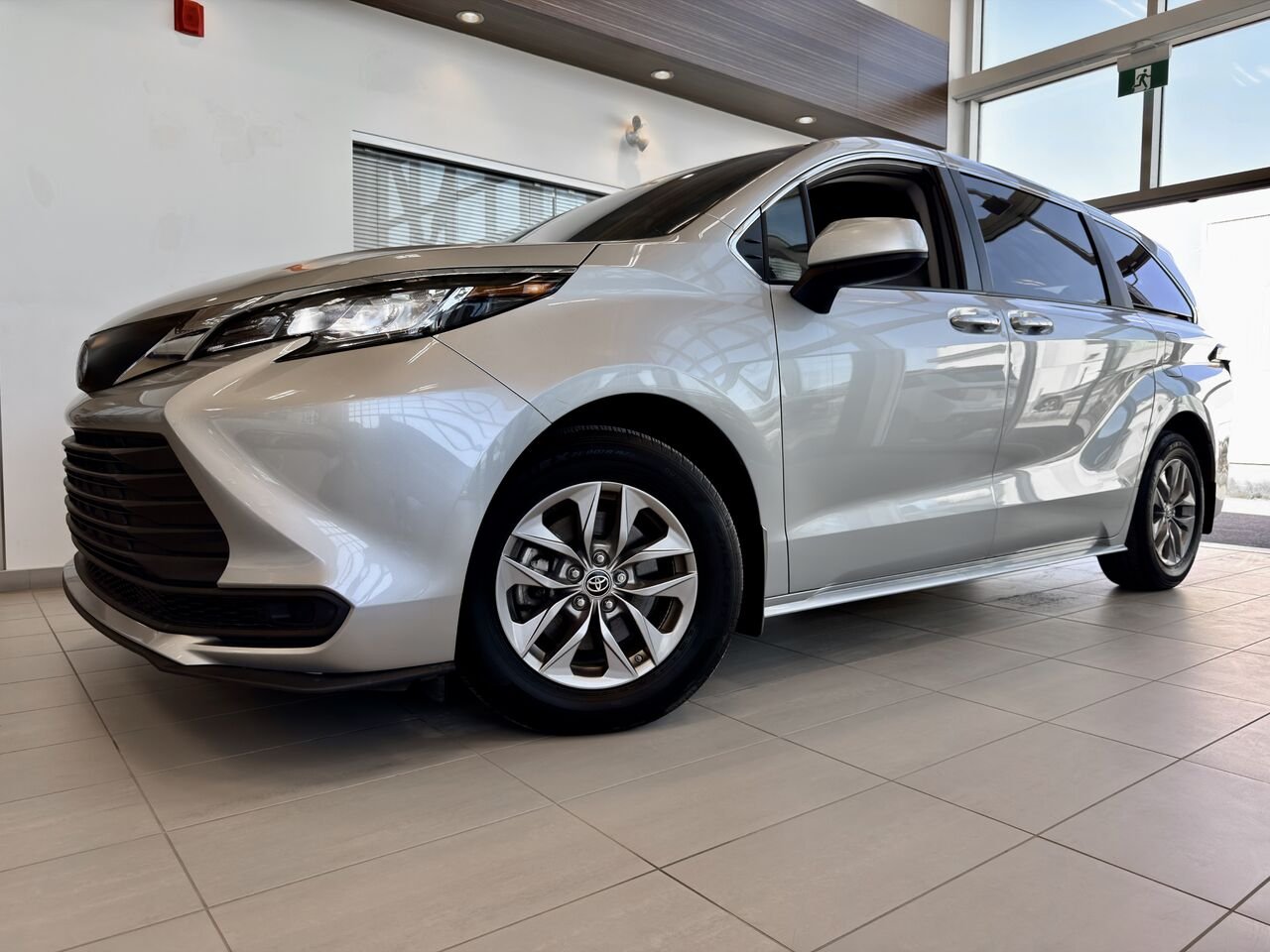 2022 Toyota Sienna Silver Notre-Dame-des-Prairies - photo #12