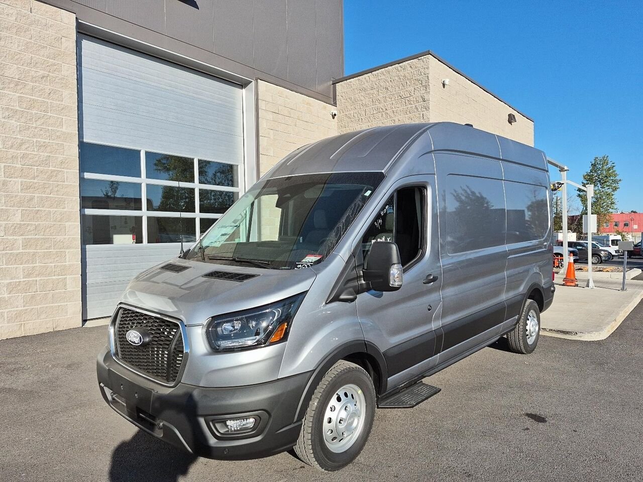 Ford Transit fourgon utilitaire 27031 | BASE 2027 Argent emblématique métallisé Saint-Jérôme - photo #1
