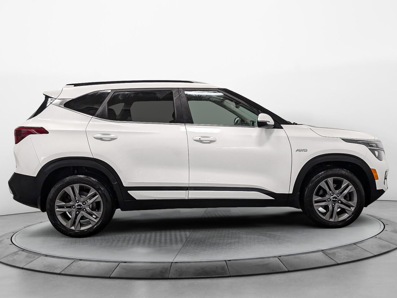 Kia Seltos AWD EX Bas Kilométrage Sièges et Volant Chauffant 2023 Blanc Sherbrooke - photo #4