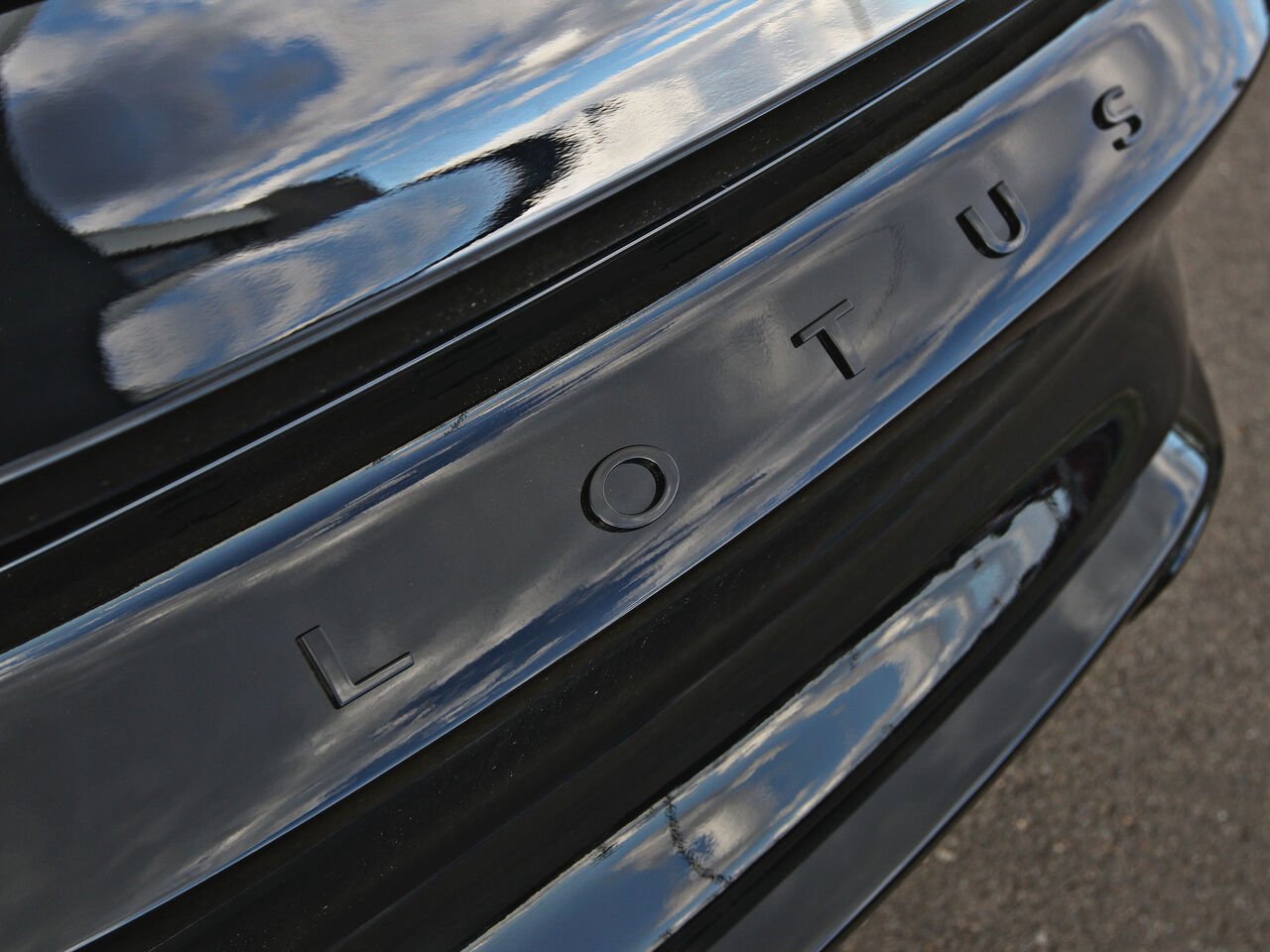 2027 Lotus Emira Black Québec - photo #9