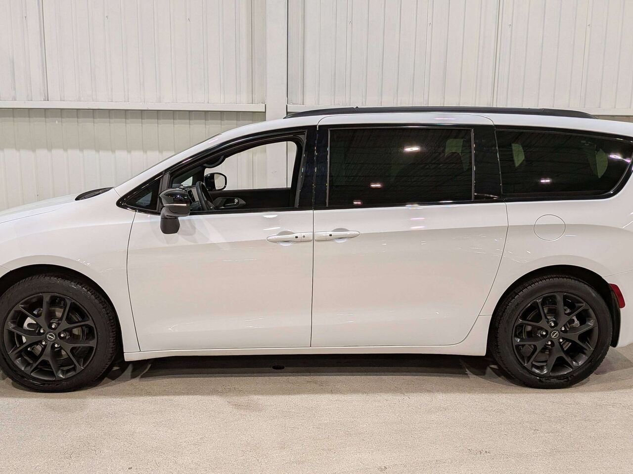 2025 Chrysler Pacifica Limited FWD White Val-David - photo #4