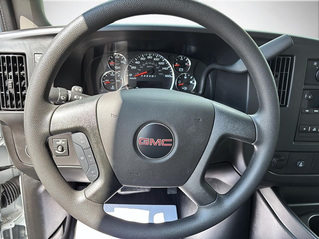 GMC Fourgonnette commerciale tronquée Savana 3500 fourgonnette 139 po 2026 BLANC SOMMET Saint-Hyacinthe - photo #9